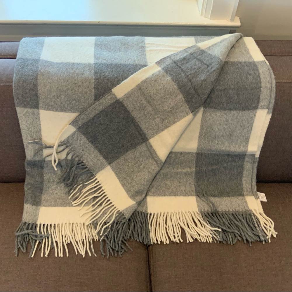 LINEN WAY Plaid Gray and Cream Throw Blanket